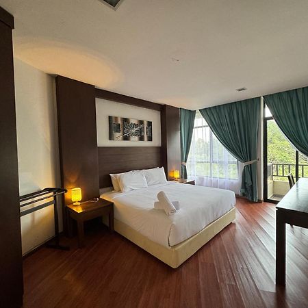 Studio At Samsuria Beach Resort Kampung Sungai Ular Exterior photo
